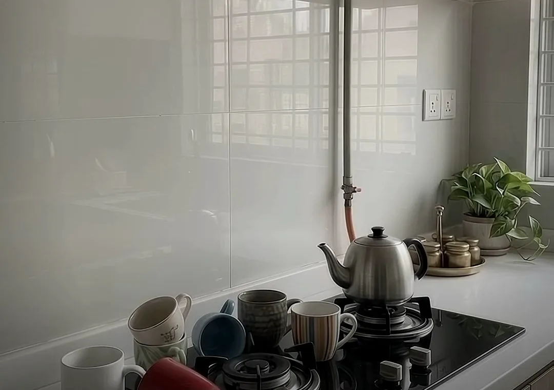 চুলার পাশে এলোমেলো কাপ-মগ